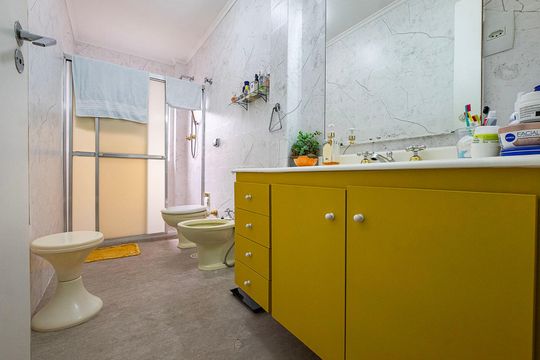 Compra apartamento em Cerqueira César com 3 quartos. — Banheiro Social
