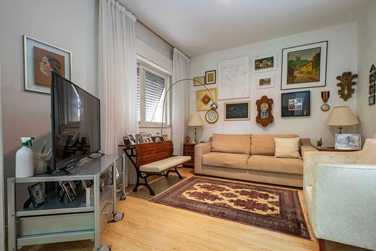 Compra apartamento em Cerqueira César com 3 quartos. — Sala
