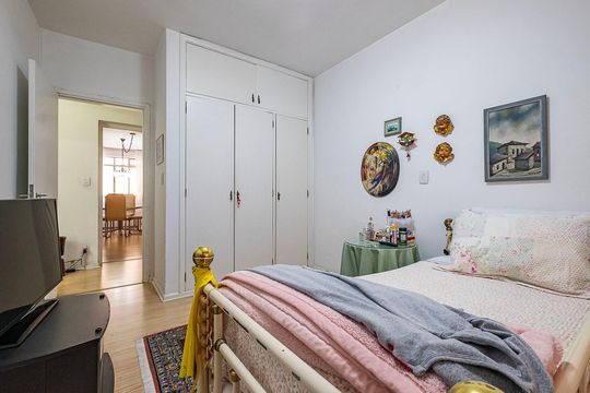 Compra apartamento em Cerqueira César com 3 quartos. — Quarto