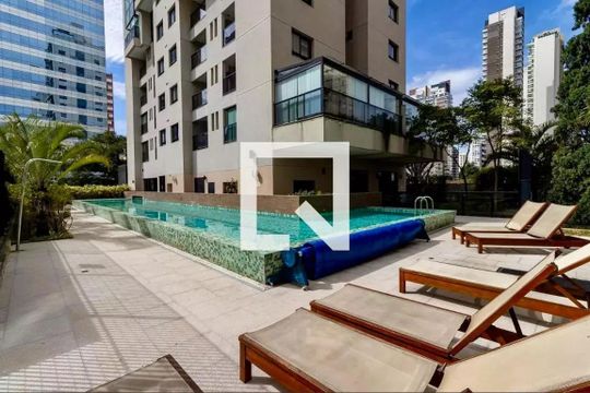 Venda de apartamento mobiliado, 2 quartos, closet e aceita pets. — Área comum - Piscina