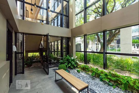 Venda de apartamento mobiliado, 2 quartos, closet e aceita pets. — Hall social