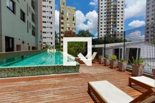 Venda de apartamento mobiliado, 2 quartos, closet e aceita pets. — Área comum - Piscina