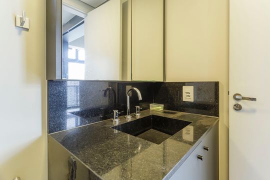 Venda de apartamento mobiliado, 2 quartos, closet e aceita pets. — Banheiro da Suíte 1