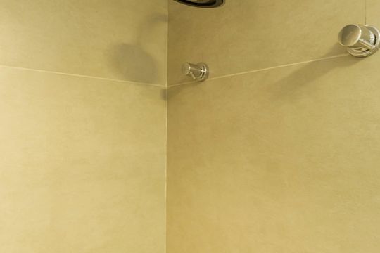Venda de apartamento mobiliado, 2 quartos, closet e aceita pets. — Banheiro da Suíte 1