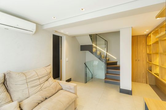 Venda de apartamento mobiliado, 2 quartos, closet e aceita pets. — Sala