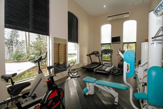 Comprar apartamento no Paraíso: 5 quartos, piscina e churrasqueira no condomínio. — Área Comum - Academia
