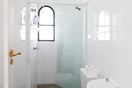 Comprar apartamento no Paraíso: 5 quartos, piscina e churrasqueira no condomínio. — Banheiro de Serviço