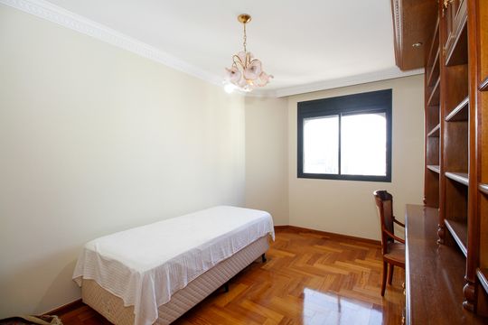 Comprar apartamento no Paraíso: 5 quartos, piscina e churrasqueira no condomínio. — Quarto 2