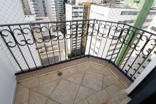 Comprar apartamento no Paraíso: 5 quartos, piscina e churrasqueira no condomínio. — Varanda da Suíte 5