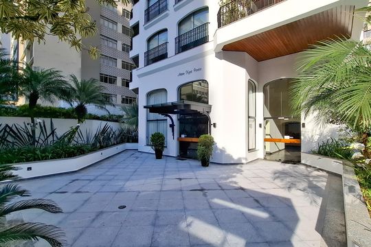 Comprar apartamento no Paraíso: 5 quartos, piscina e churrasqueira no condomínio. — Entrada do Prédio