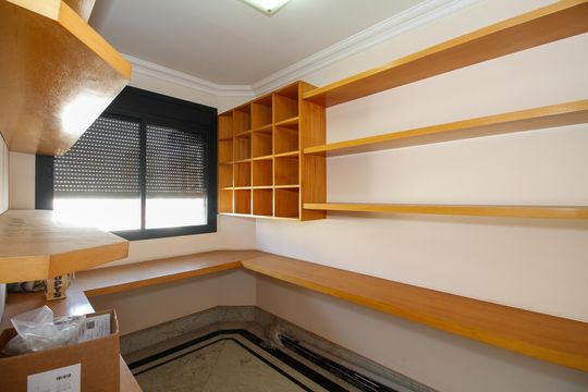 Comprar apartamento no Paraíso: 5 quartos, piscina e churrasqueira no condomínio. — Quarto de Serviço 2