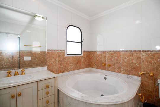 Comprar apartamento no Paraíso: 5 quartos, piscina e churrasqueira no condomínio. — Banheiro da Suíte 4
