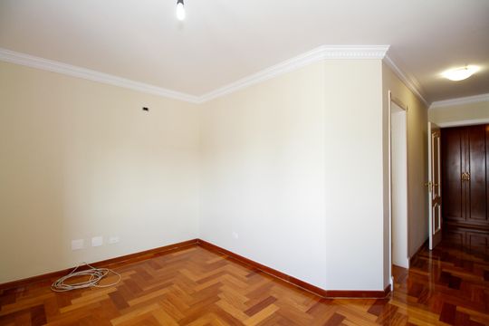 Comprar apartamento no Paraíso: 5 quartos, piscina e churrasqueira no condomínio. — Suíte 4
