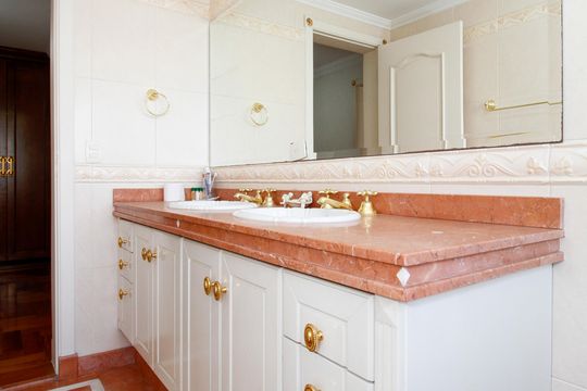 Comprar apartamento no Paraíso: 5 quartos, piscina e churrasqueira no condomínio. — Banheiro Social 1