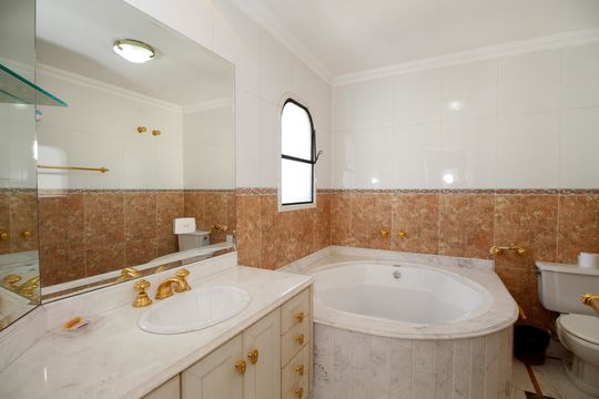 Comprar apartamento no Paraíso: 5 quartos, piscina e churrasqueira no condomínio. — Banheiro da Suíte 4