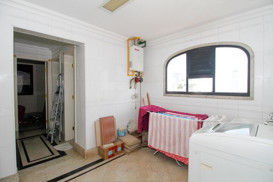 Comprar apartamento no Paraíso: 5 quartos, piscina e churrasqueira no condomínio. — Área de Serviço