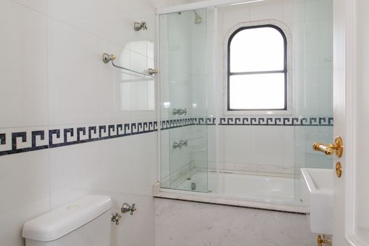 Comprar apartamento no Paraíso: 5 quartos, piscina e churrasqueira no condomínio. — Banheiro da Suíte 5
