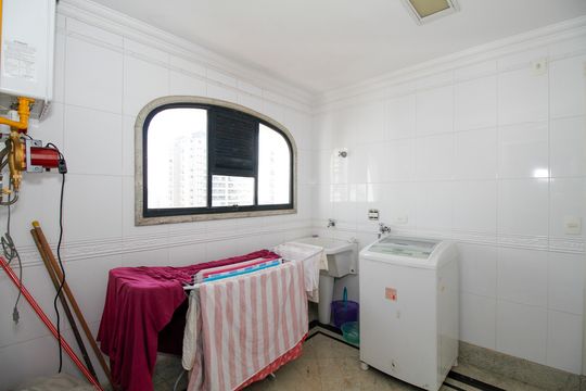 Comprar apartamento no Paraíso: 5 quartos, piscina e churrasqueira no condomínio. — Área de Serviço