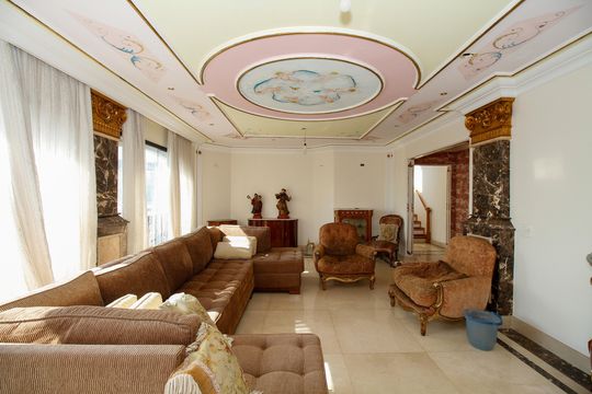 Comprar apartamento no Paraíso: 5 quartos, piscina e churrasqueira no condomínio. — Sala de Estar