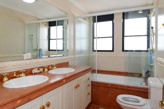 Comprar apartamento no Paraíso: 5 quartos, piscina e churrasqueira no condomínio. — Banheiro Social 1