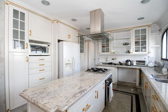 Comprar apartamento no Paraíso: 5 quartos, piscina e churrasqueira no condomínio. — Cozinha