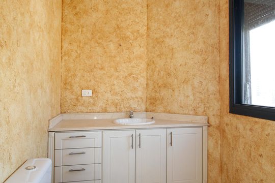 Comprar apartamento no Paraíso: 5 quartos, piscina e churrasqueira no condomínio. — Banheiro do Salão de Festas (Cobertura)
