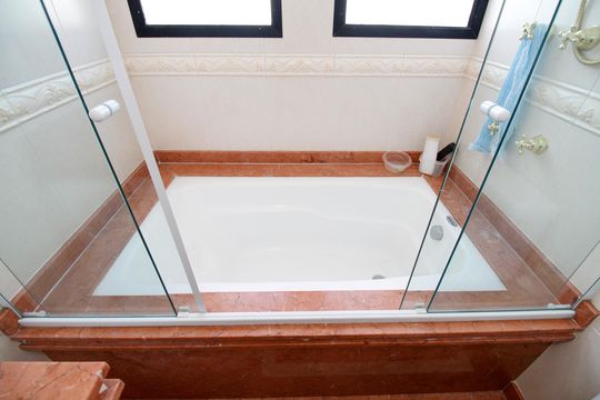 Comprar apartamento no Paraíso: 5 quartos, piscina e churrasqueira no condomínio. — Banheiro Social