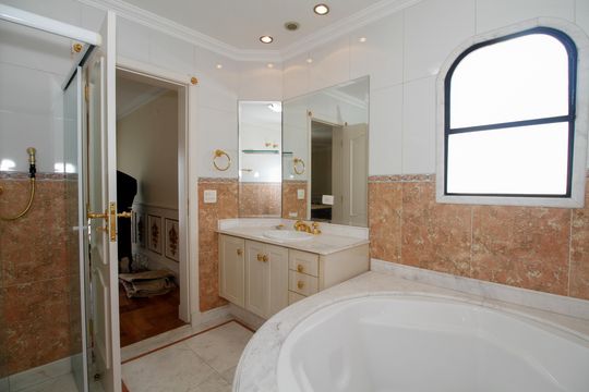 Comprar apartamento no Paraíso: 5 quartos, piscina e churrasqueira no condomínio. — Banheiro da Suíte 4
