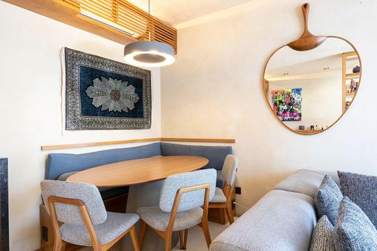 Venda de apartamento mobiliado na Vila Olímpia com 2 quartos e varanda gourmet. — Sala