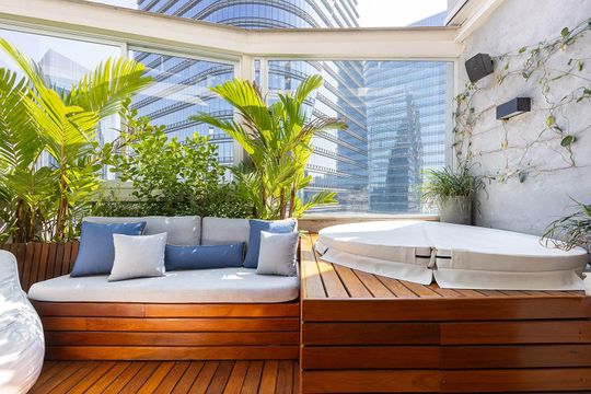 Venda de apartamento mobiliado na Vila Olímpia com 2 quartos e varanda gourmet. — Varanda gourmet