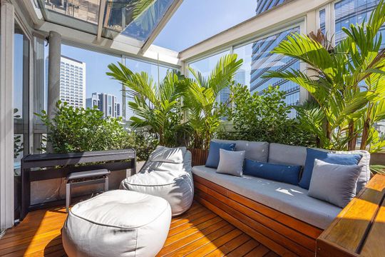 Venda de apartamento mobiliado na Vila Olímpia com 2 quartos e varanda gourmet. — Varanda gourmet