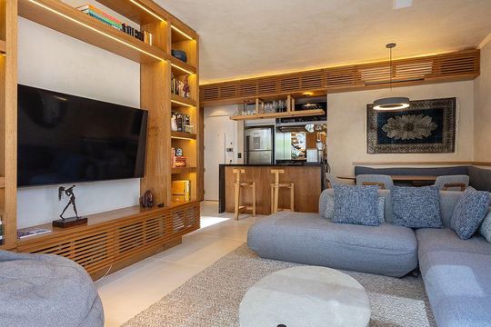 Venda de apartamento mobiliado na Vila Olímpia com 2 quartos e varanda gourmet. — Sala