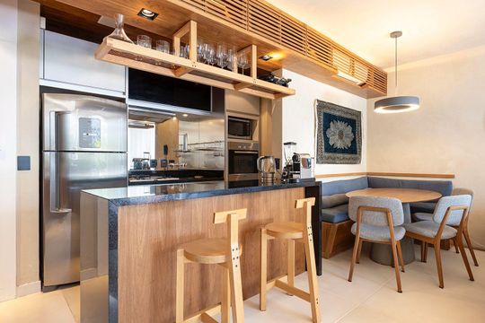 Venda de apartamento mobiliado na Vila Olímpia com 2 quartos e varanda gourmet. — Cozinha