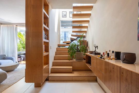 Venda de apartamento mobiliado na Vila Olímpia com 2 quartos e varanda gourmet. — Escada