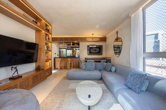 Venda de apartamento mobiliado na Vila Olímpia com 2 quartos e varanda gourmet. — Sala