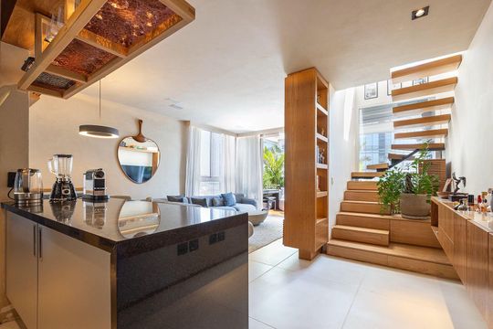 Venda de apartamento mobiliado na Vila Olímpia com 2 quartos e varanda gourmet. — Escada