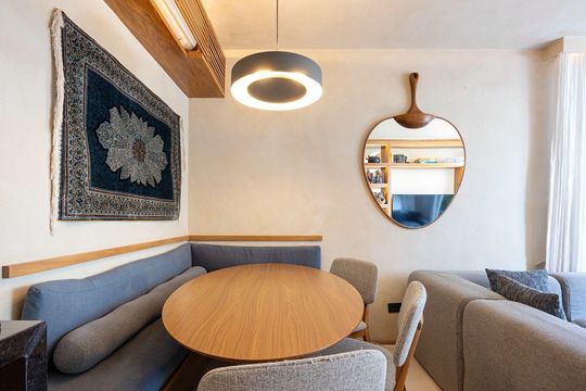 Venda de apartamento mobiliado na Vila Olímpia com 2 quartos e varanda gourmet. — Sala
