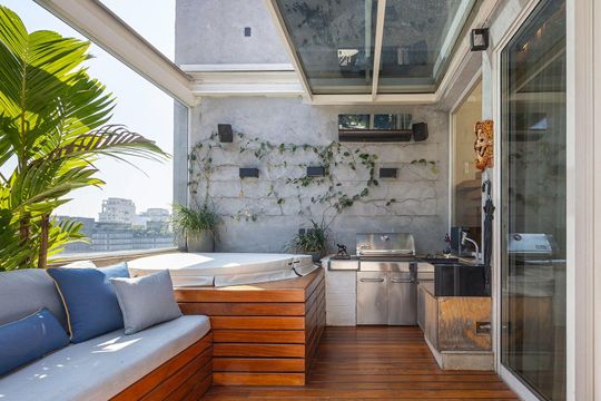 Venda de apartamento mobiliado na Vila Olímpia com 2 quartos e varanda gourmet. — Varanda gourmet