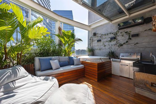 Venda de apartamento mobiliado na Vila Olímpia com 2 quartos e varanda gourmet. — Varanda gourmet