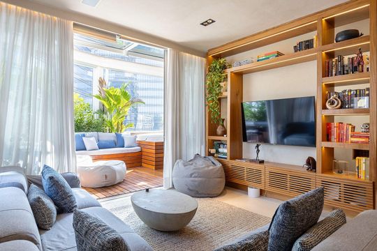 Venda de apartamento mobiliado na Vila Olímpia com 2 quartos e varanda gourmet. — Sala