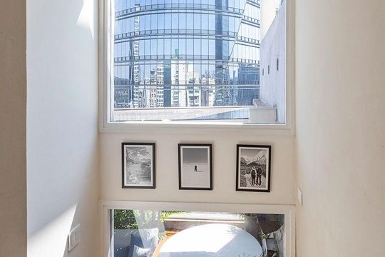 Venda de apartamento mobiliado na Vila Olímpia com 2 quartos e varanda gourmet. — Escada