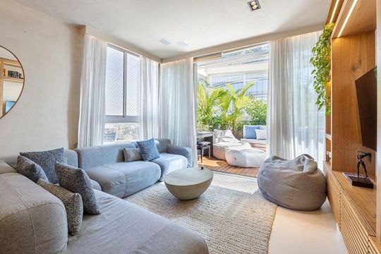 Venda de apartamento mobiliado na Vila Olímpia com 2 quartos e varanda gourmet. — Sala