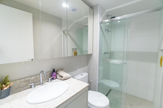 Apartamento mobiliado com 3 quartos, piscina, churrasqueira e varanda na Vila Clementino, para comprar. — Banheiro Social
