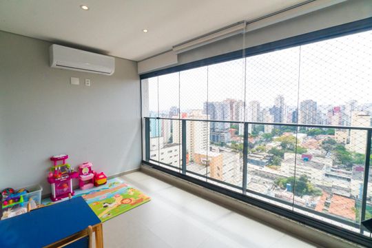Apartamento mobiliado com 3 quartos, piscina, churrasqueira e varanda na Vila Clementino, para comprar. — Sacada da Sala