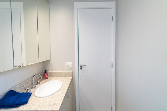 Apartamento mobiliado com 3 quartos, piscina, churrasqueira e varanda na Vila Clementino, para comprar. — Banheiro da Suíte