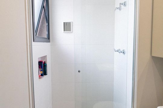 Apartamento mobiliado com 3 quartos, piscina, churrasqueira e varanda na Vila Clementino, para comprar. — Banheiro da Suíte Detalhe