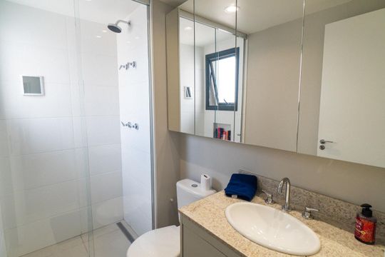 Apartamento mobiliado com 3 quartos, piscina, churrasqueira e varanda na Vila Clementino, para comprar. — Banheiro da Suíte