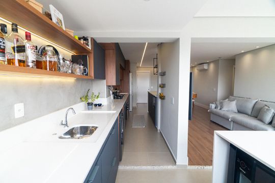 Apartamento mobiliado com 3 quartos, piscina, churrasqueira e varanda na Vila Clementino, para comprar. — Cozinha e Área de Serviço
