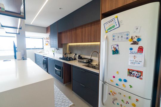 Apartamento mobiliado com 3 quartos, piscina, churrasqueira e varanda na Vila Clementino, para comprar. — Cozinha e Área de Serviço