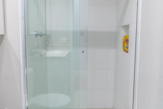 Apartamento mobiliado com 3 quartos, piscina, churrasqueira e varanda na Vila Clementino, para comprar. — Banheiro Social Detalhe